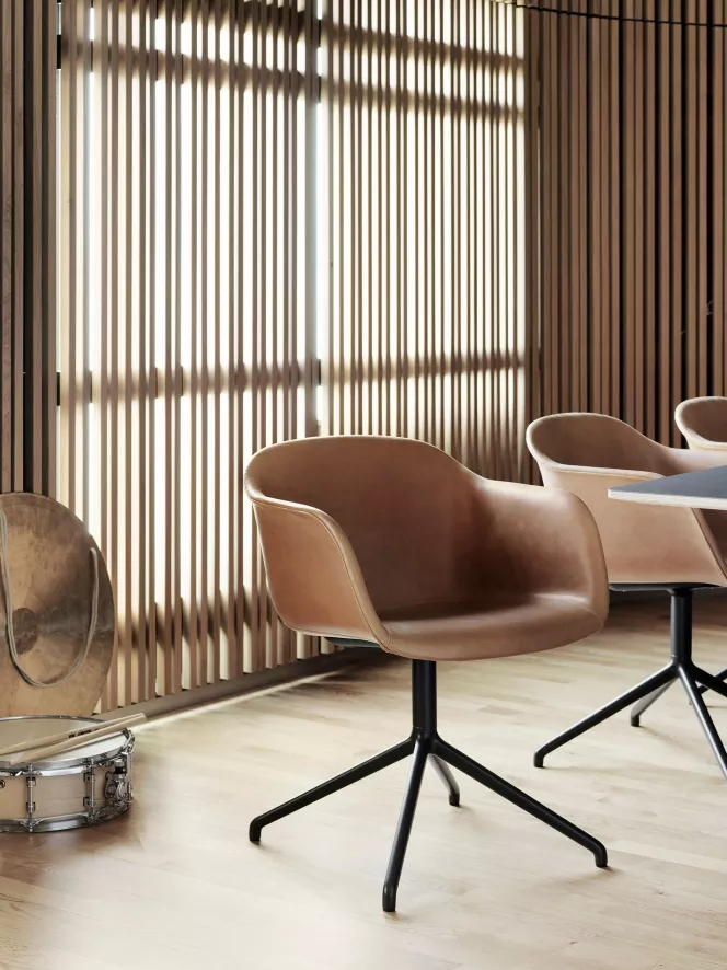 Muuto Fiber Swivel Gestoffeerde Stoel Cognac Leder 7 Muuto Fiber Swivel Gestoffeerde Stoel Cognac Leder - Afbeelding 5