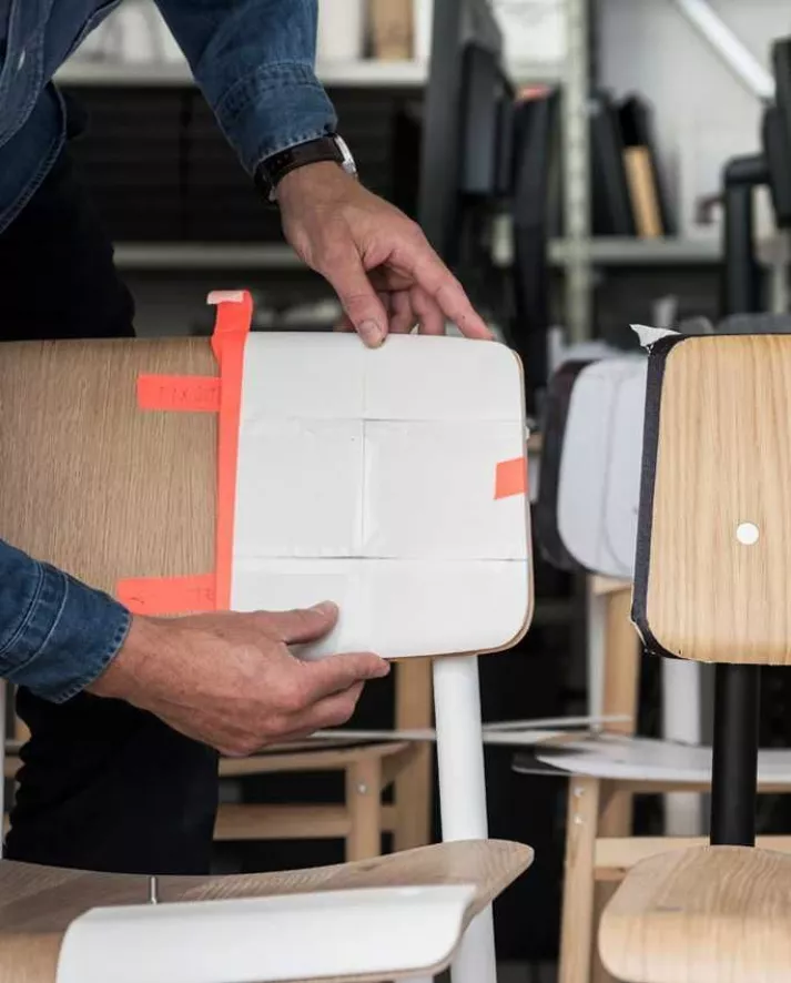 Muuto Loft Stoel Zwart Met Eiken Zitting 14 Muuto Loft Stoel Zwart Met Eiken Zitting - Afbeelding 12