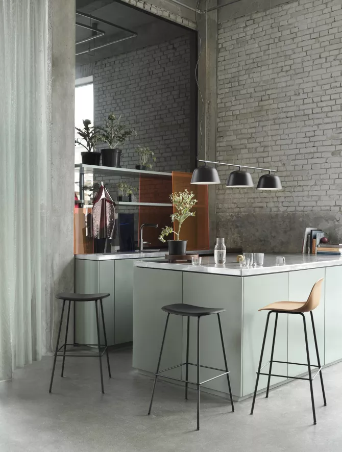 Muuto Tweedekansje - Fiber Backrest Tube Barkruk 75cm Zwart 6 Muuto Tweedekansje - Fiber Backrest Tube Barkruk 75cm Zwart - Afbeelding 4