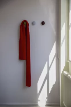 Muuto The Dots Haak 13cm Burgundy -Muuto x886x886 muuto the dots haak 9cm5.jpg.pagespeed.ic .2kNOSvWze7