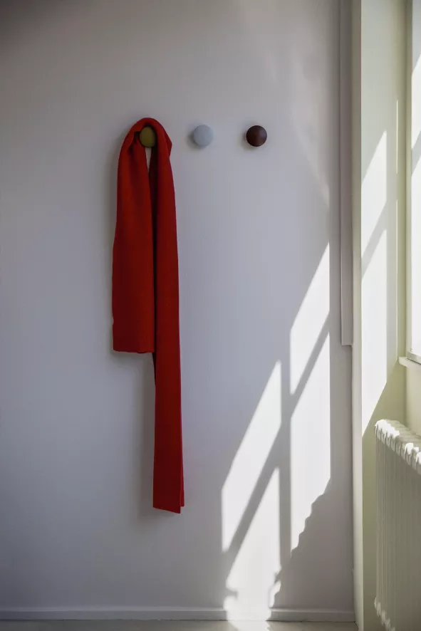 Muuto The Dots Haak Ø6.5 Donkerbruin Stained 19 Muuto The Dots Haak Ø6.5 Donkerbruin Stained - Afbeelding 17